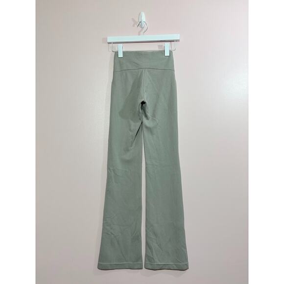 Lululemon Ribbed Softstreme Flared Pant In Jade Grey Size 0 - Picture 3 of 6